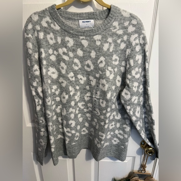 Old Navy Sweaters - Old Navy sweater size xl nwt cute